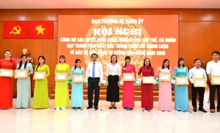 : Ban tổ chức trao giải cho các thí sinh đạt giải khuyến khích tại cuộc thi chính luận về bảo vệ nền tảng tư tưởng của Đảng