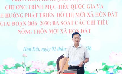 Đồng chí Vũ Đức Thiện - Ủy viên Ban Thường vụ Đảng ủy, Phó Chủ tịch UBND xã Hòn Đất phát biểu tại hội nghị