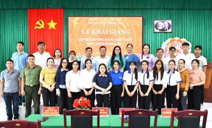 Đồng chí Trần Thị Ngọc Trầm – Giám đốc Trung tâm Chính trị xã Hòn Đất (Người thứ 2 bìa phải sang, áo dài xanh) trao quyết định bầu chủ nhiệm và Ban cán sự lớp.